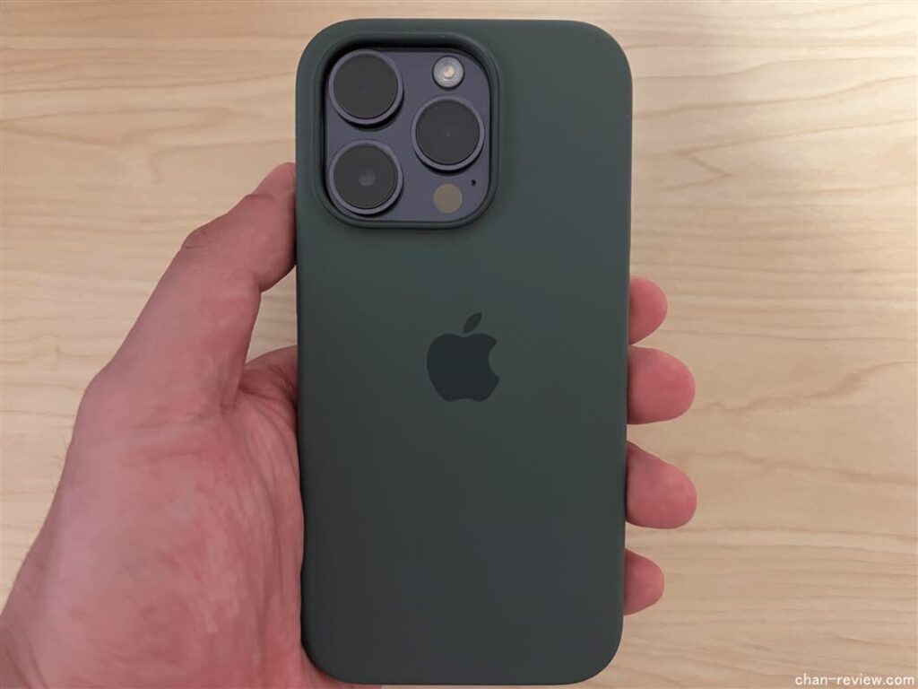 【Review】เคสซิลิโคนสำหรับ iPhone 14 Pro พร้อม MagSafe สีม่วงเข้ม+เขียวเอเชเวอเรีย 【เคสแท้ของ Apple】